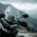 Jak wybrać i dbać o szybę motocyklową